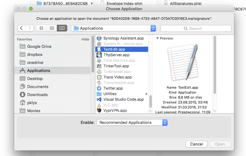 Mail signature file with mailsignature extension opened in TextEdit selection flow